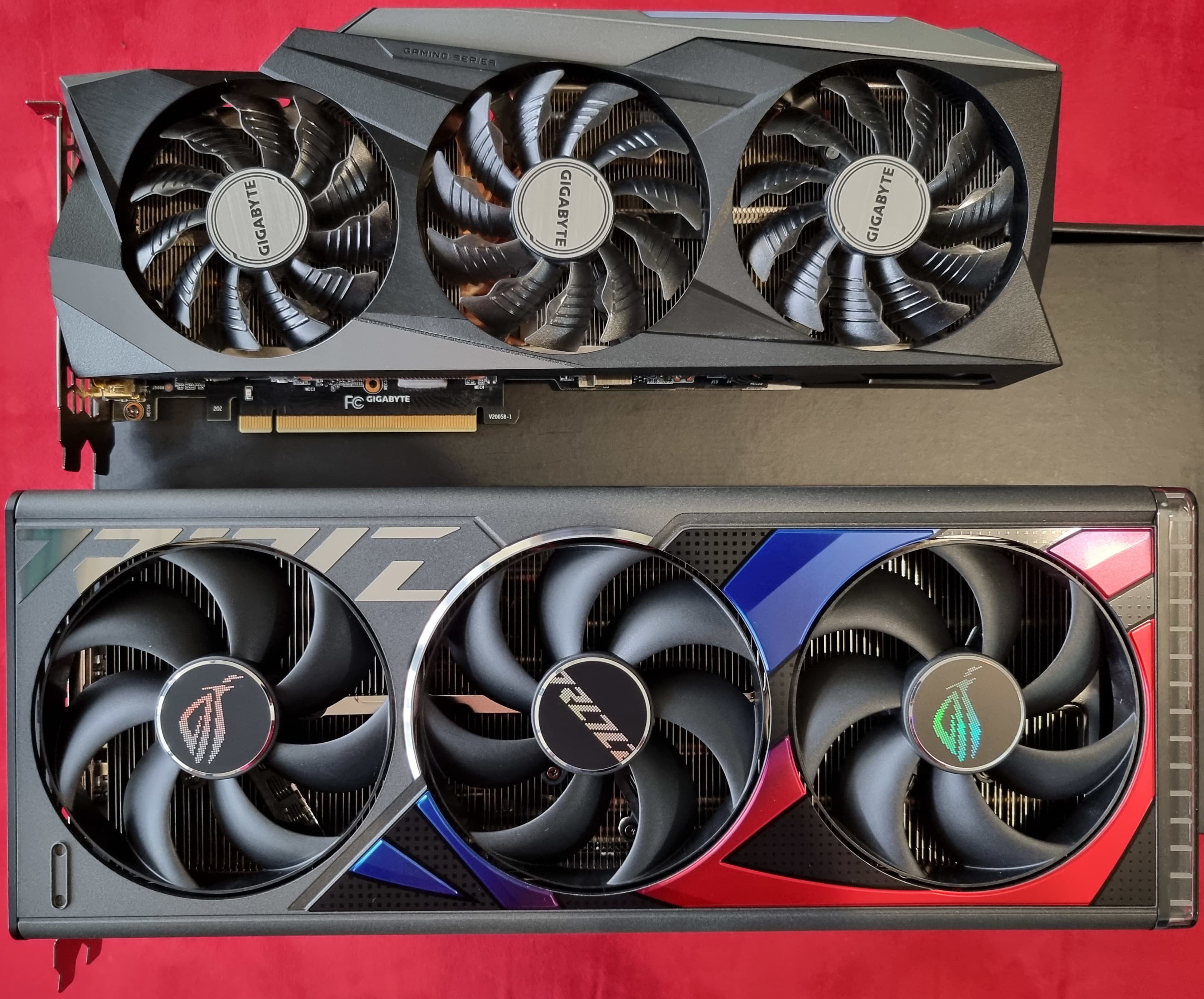 Size comparison between NVIDIA RTX 3090 and RTX 4090 graphics cards